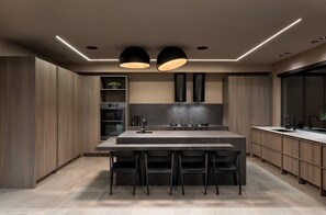 ثلاجة، ميكروويف، فرن، موقد طهي مسطح