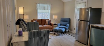 Little House Inn-Family/Pet friendly Private Home-Brimfield-2 bedroom, sleeps 8