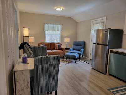 Little House Inn-Family/Pet friendly Private Home-Brimfield-2 bedroom, sleeps 8