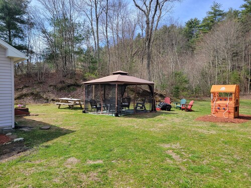 Little House Inn-Family/Pet friendly Private Home-Brimfield-2 bedroom, sleeps 8