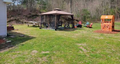 Little House Inn-Family/Pet friendly Private Home-Brimfield-2 bedroom, sleeps 8