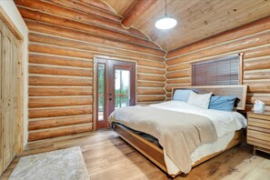 Escrivaninha, berço de viagem, Wi-Fi, roupa de cama