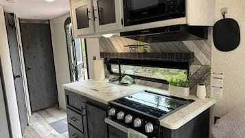 Cookware/dishes/utensils