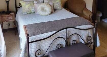 Charming 1-bedroom Casita in lovely Bernalillo, just 15 minutes to Albuquerque.