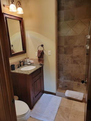 Suihku, hiustenkuivaaja, pyyhkeet, saippua