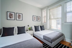 Exclusive-Apartment, 2 Schlafzimmer | Schreibtisch, laptopgeeigneter Arbeitsplatz, Bügeleisen/Bügelbrett