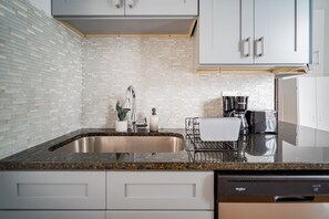 เอ็กซ์คลูซีฟอพาร์ทเมนท์, 2 ห้องนอน | ครัวส่วนตัว | ตู้เย็น, ไมโครเวฟ, เตาอบ, เตาประกอบอ��าหาร