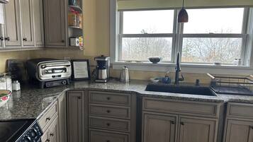 Microondas, horno y placa de cocina