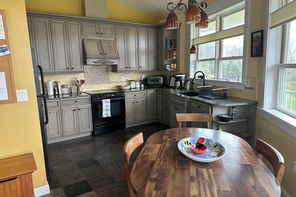 Een microgolfoven, een oven, een kookplaat