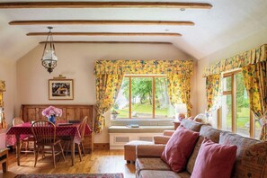 Living area - Rose Cottage ~ 5 Star luxury thatched cottage on miles of sandy beach (Bettystown)