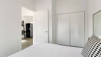 Escritorio, tabla de planchar con plancha y wifi gratis