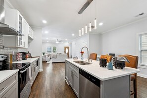 電子レンジ、オーブン、コンロ、食器洗い機