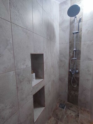 Een haardroger, handdoeken, zeep, toiletpapier