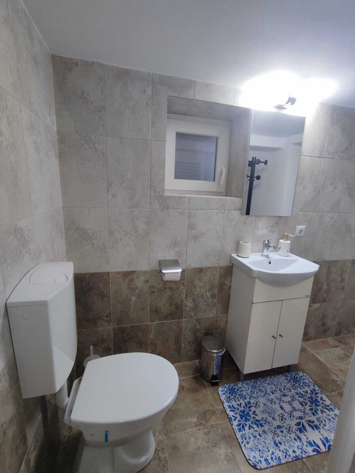 Haartrockner, Handtücher, Seife, Toilettenpapier