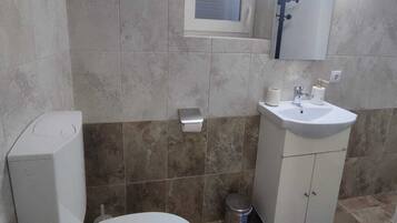 مجففات شعر، مناشف، صابون، ورق حمّام