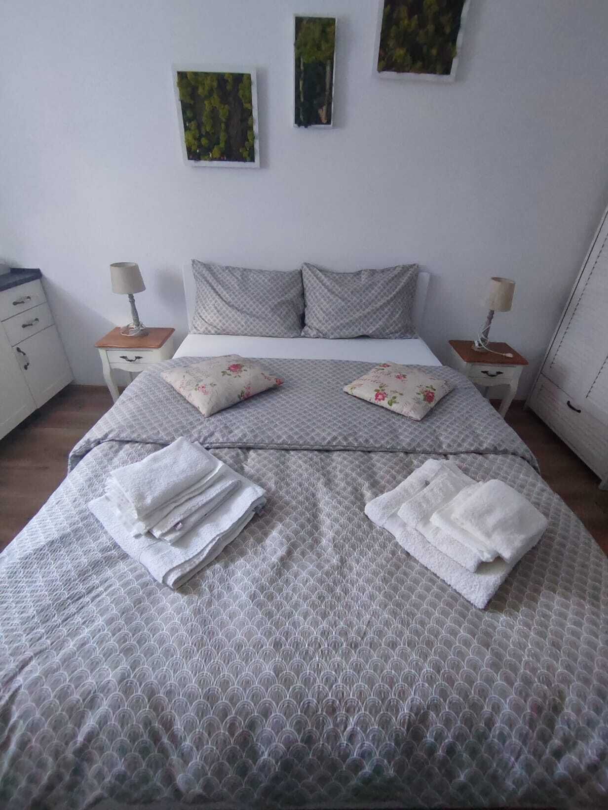 1 habitación, tabla de planchar con plancha, wifi y ropa de cama 