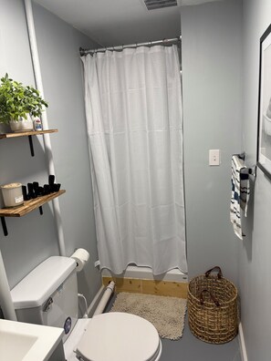 Secador de cabelo, toalhas de banho, sabonete, shampoo
