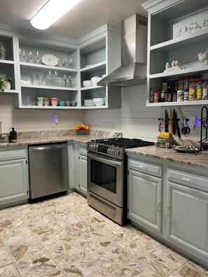 Mikrobølgeovn, ovn, kokeplater og oppvaskmaskin