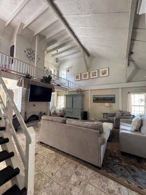 TV, fireplace