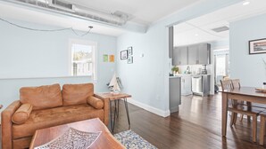Un appartement moderne comprenant un salon, un coin repas et une cuisine.