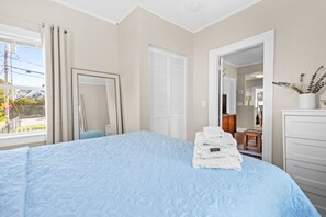 2 bedrooms, desk, iron/ironing board, WiFi