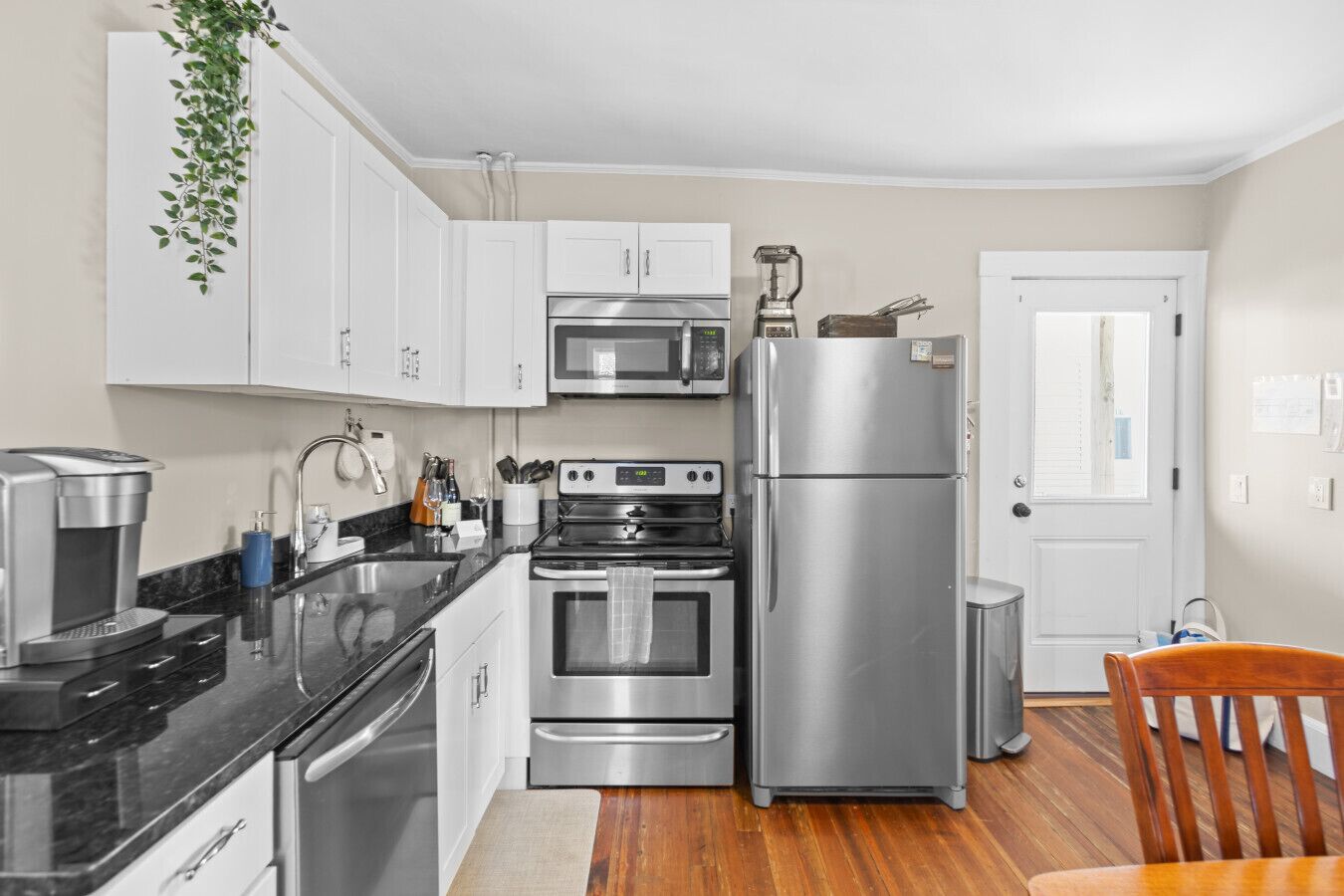 Een koelkast, een microgolfoven, een oven, een kookplaat