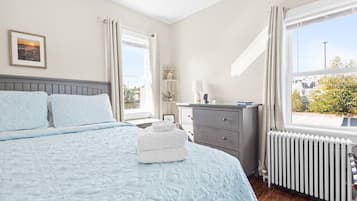 2 bedrooms, desk, iron/ironing board, WiFi