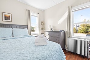 2 bedrooms, desk, iron/ironing board, WiFi