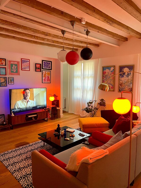 TV - Designer apartment with 2bedroom +2bathroom+ 7balconies in heart of Barcelona (Barcelona)