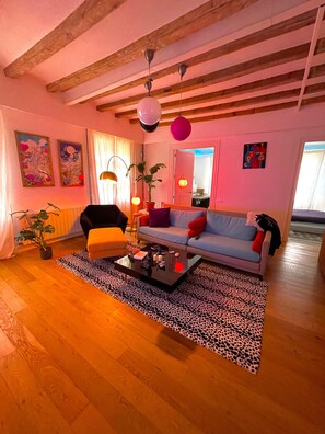 TV - Designer apartment with 2bedroom +2bathroom+ 7balconies in heart of Barcelona (Barcelona)