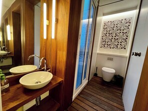 Hair dryer, towels, soap, toilet paper - Designer apartment with 2bedroom +2bathroom+ 7balconies in heart of Barcelona (Barcelona)