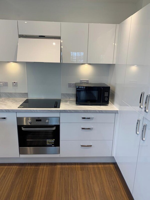 Fridge, microwave, oven, stovetop - Thamesview Modern Retreat (Grays)