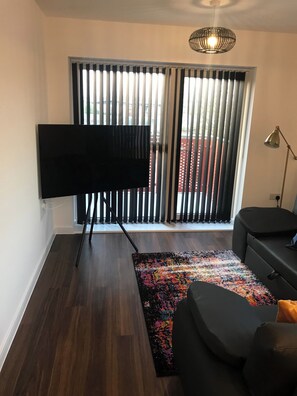 Living area - Thamesview Modern Retreat (Grays)