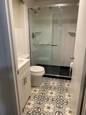 Dusj, håndklær og toalettpapir