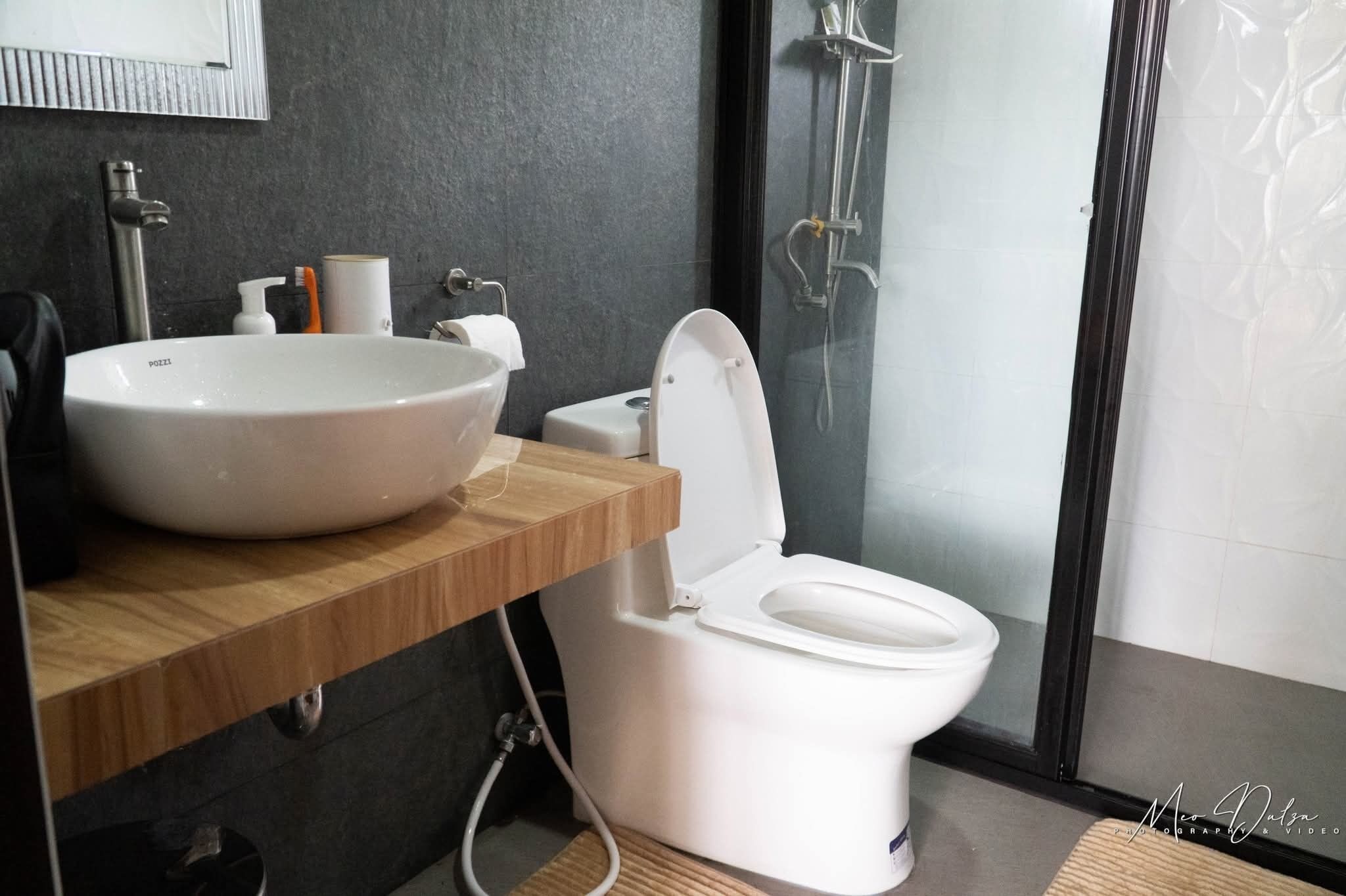 Shower, bidet, towels, soap