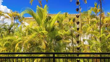 Deluxe Villa, Golf View | Balcony