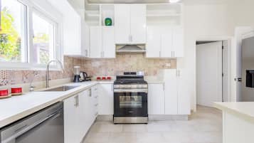 Deluxe Villa, Golf View | Private kitchen