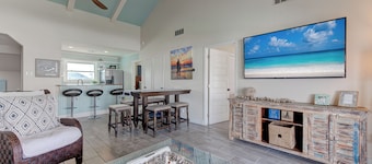 Waterfront Paradise-New Pool, Firepit, Boat Dock, 100yd from Littlebay