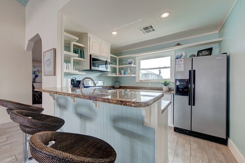 Waterfront Paradise-New Pool, Firepit, Boat Dock, 100yd from Littlebay