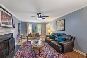 Smart TV, chimenea y libros 