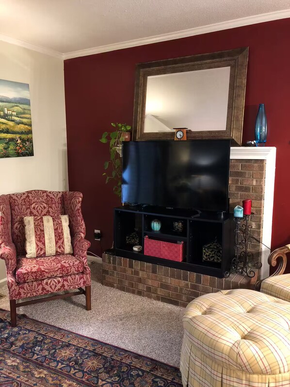 Smart TV, fireplace