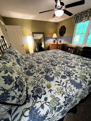 2 soverom, skrivebord, strykejern/-brett og wi-fi (inkludert)