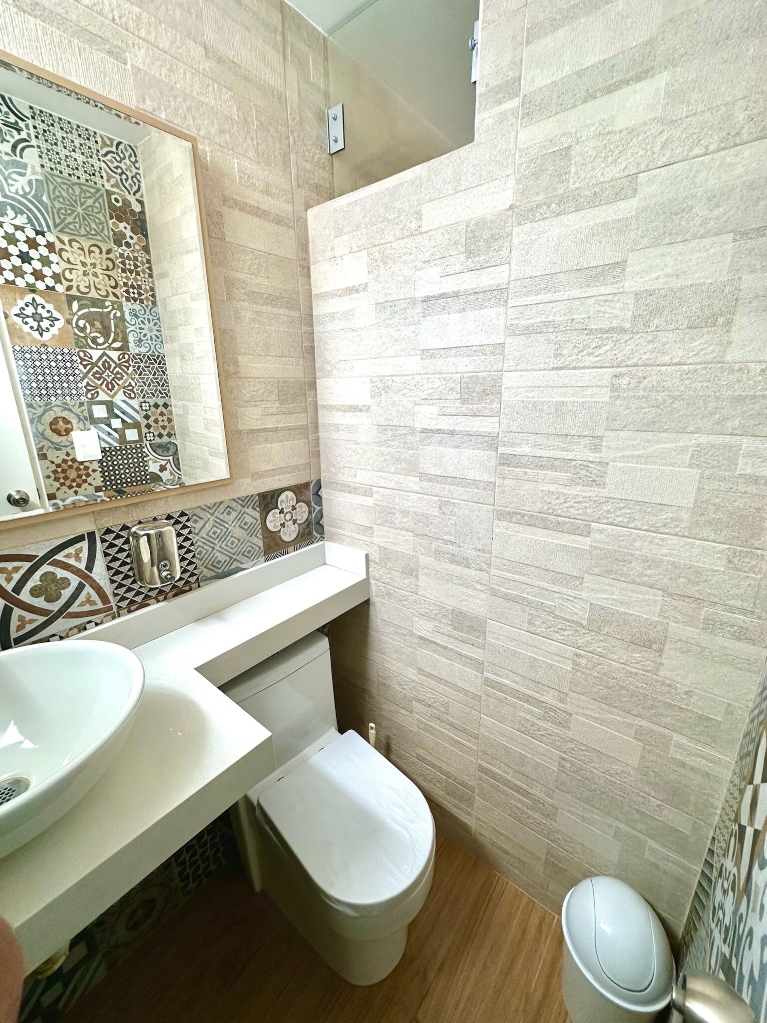 Secador de pelo, toallas, jabón y papel higiénico