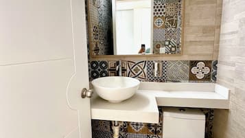 Secadora de cabello, toallas, jabón, papel de baño