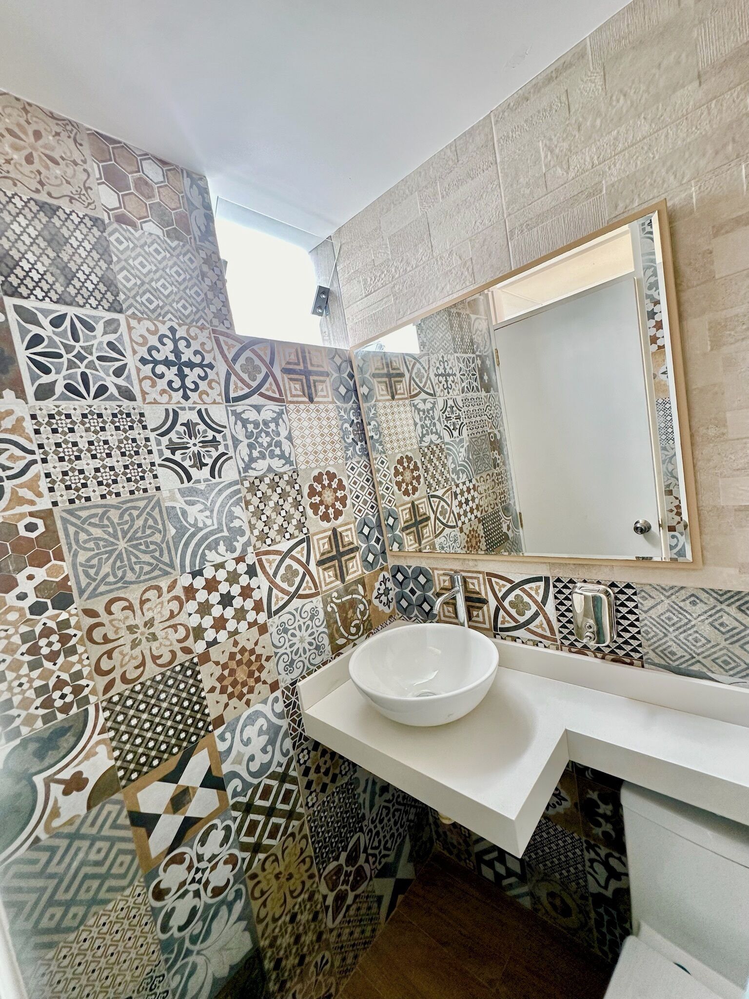 Secador de pelo, toallas, jabón y papel higiénico