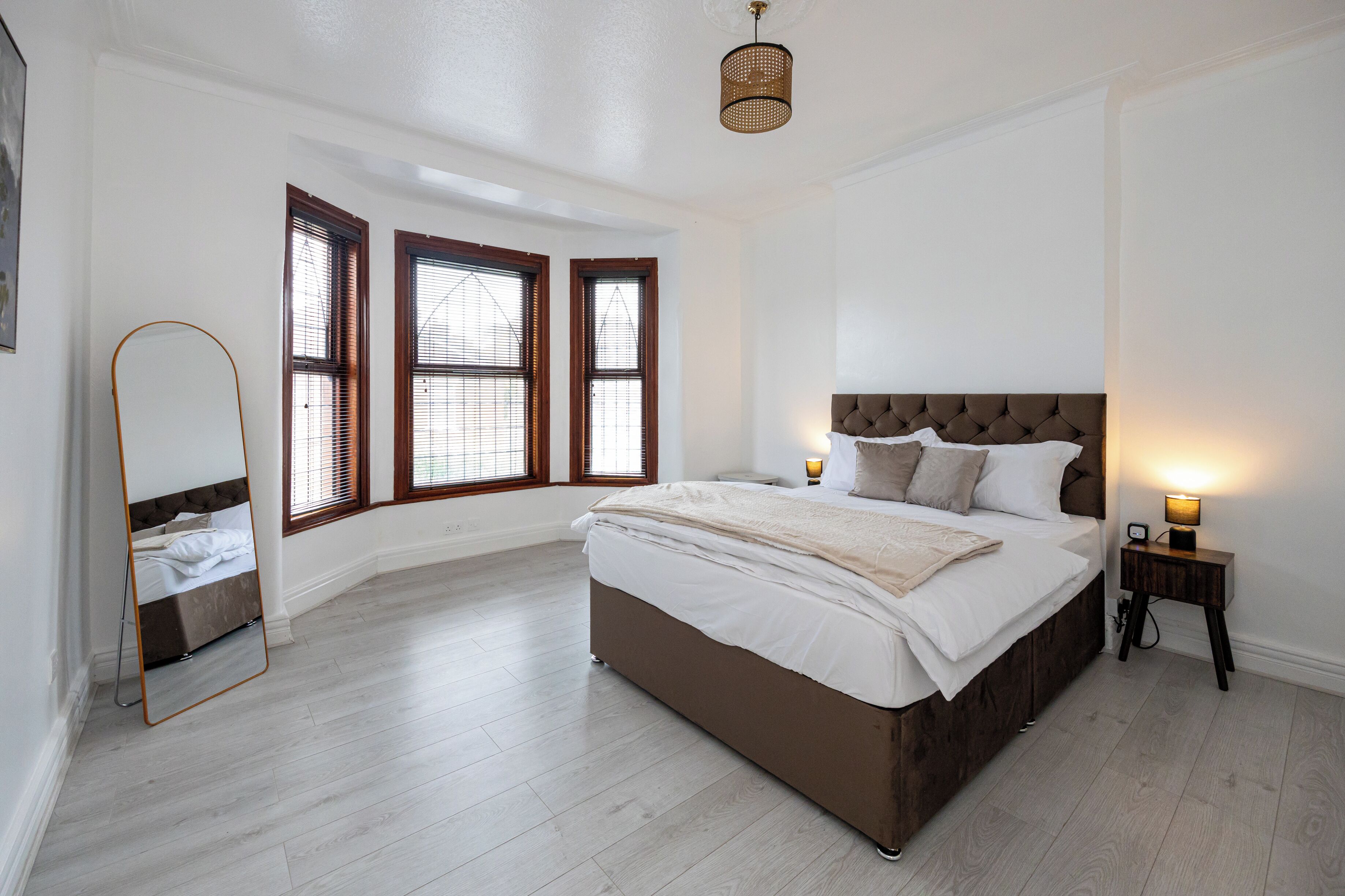 4 bedrooms, iron/ironing board, WiFi, bed sheets