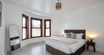 Modern 4 bedroom Detached House Near Manchester City