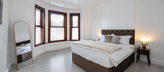 Modern 4 bedroom Detached House Near Manchester City
