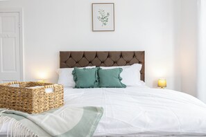 4 bedrooms, desk, iron/ironing board, travel crib
