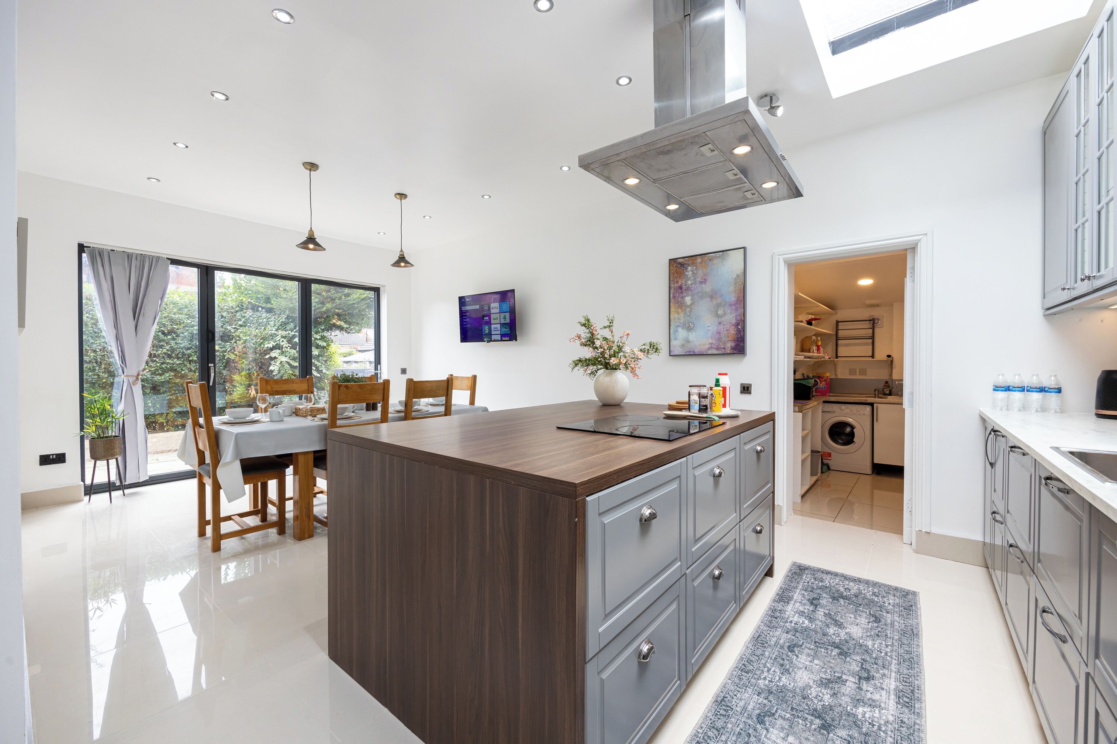 Een microgolfoven, een oven, een kookplaat